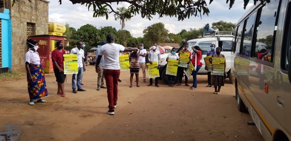 volunteers co-ordinating community awareness health information work 